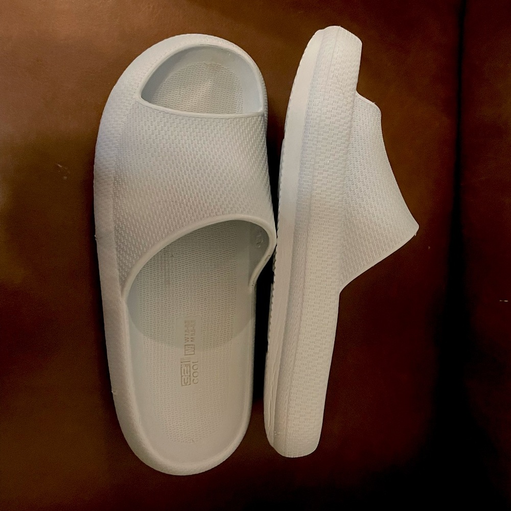 32 Degrees Light Blue Slides, size 7.5-8.5